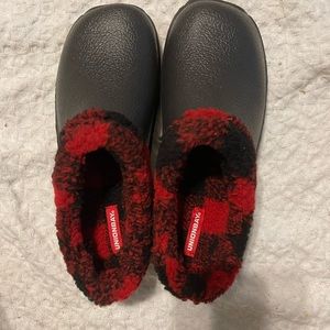 Union Bay Woman’s Black And Red Faux Fur Lined Clog 9M New in Box
